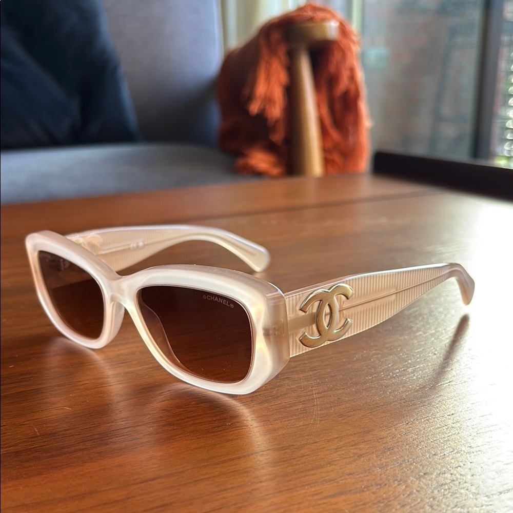CHANEL Cream Vintage-Inspired Sunglasses w Case AUTHENTIC